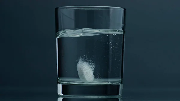 Closeup Tablet Dropped Glass Dark Background Effervescent Pill Dissolving Pure — 스톡 사진