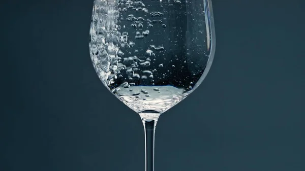Φυσαλίδες Αέρα Ανεβαίνει Γυαλί Closeup Καθαρό Μεταλλικό Νερό Ρίχνει Διαφανές — Φωτογραφία Αρχείου