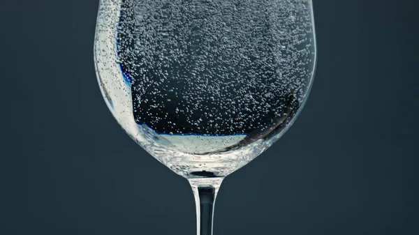 Φυσαλίδες Αέρα Αυξάνεται Επιφάνεια Κύπελλο Closeup Καθαρό Αναζωογονητικό Νερό Διάφανο — Φωτογραφία Αρχείου