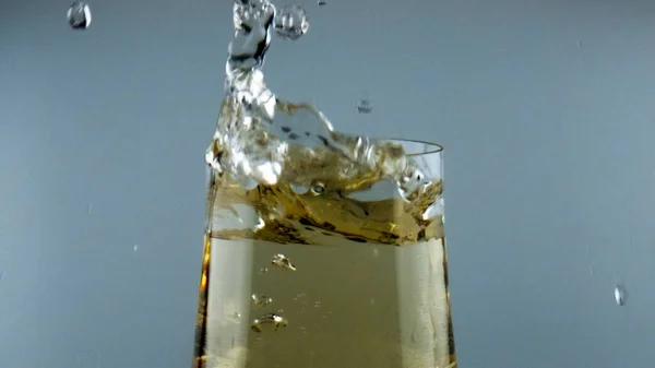 Ice Cube Falling Wine Goblet Closeup Cool Alcohol Beverage Splashing — Foto de Stock