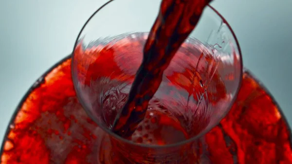 Zehirli Kırmızı Içecek Sürahiyi Yavaş Çekimde Dolduruyor Alkollü Sıvı Cam — Stok fotoğraf