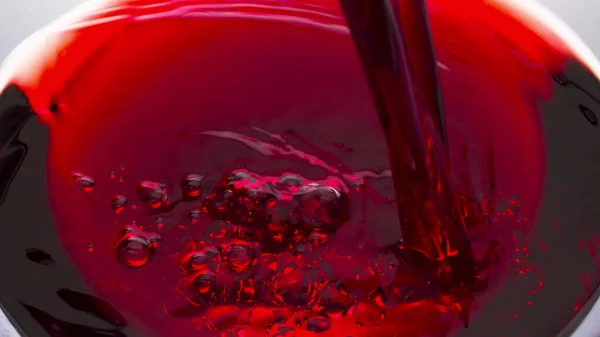 Jato Vinho Tinto Enchimento Vidro Closeup Líquido Alcoólico Fresco Balançando — Fotografia de Stock