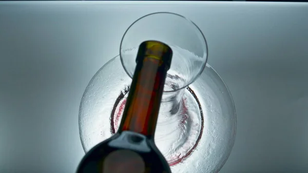 Fles Dure Rode Wijn Gieten Decanter Close Roos Drank Vullen — Stockfoto