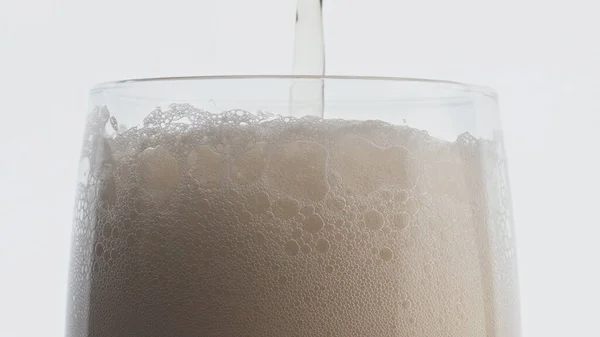 Flux Bière Mousseux Versant Verre Gros Plan Vase Liquide Alcool — Photo