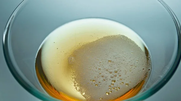 アルコール飲料泡立ちの良い表面ビュー ラガービールの泡がゆっくりと閉まります 炭酸飲料の泡立ちの質感を確立します マクロの塊成分生酒きれいなガラス製品 — ストック写真