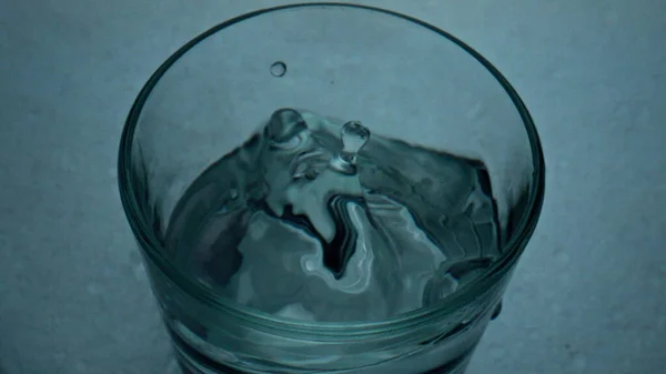 Ταμπλέτα Πτώση Γυαλί Πάνω Όψη Closeup Καθαρό Νερό Πιτσιλίζει Διαφανές — Φωτογραφία Αρχείου