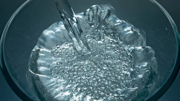 Sprankelende Aqua Gieten Glazen Bovenaanzicht Close Transparante Minerale Drank Vulling — Stockfoto