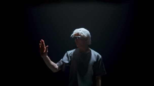 Man Using Glasses Touching Space Dark Room Focused Cyber Player — Stock videók