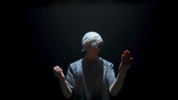 Человек Помощью Гарнитуры Прикоснется Невидимым Предметам Темной Комнате Блондинка Парень — стоковое видео