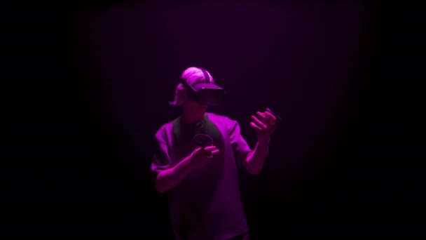 Геймер Наслаждается Виртуальной Реальностью Неоновом Свете Сосредоточенный Человек Использующий Консольную — стоковое видео