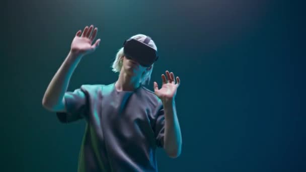 Closeup Esport Gamer Dancing Metaverse Glasses Blonde Man Using New — Stock videók