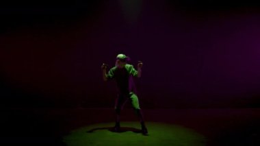 Neon Adam siber uzayda VR deneyimi yaşıyor. Heyecanlı oyuncu canlı ışıklarda sanal gerçeklik oyunu oynayan kontrolörleri kullanıyor. Bilinmeyen bin yıl boyunca karanlık odada etkileşim halinde olan konsol simülasyonu.