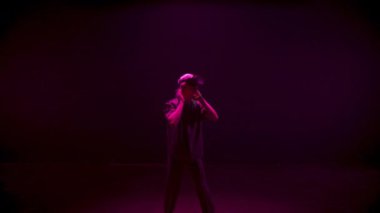 İnsanoğlu neon ışıklarda sanal gerçekliği keşfediyor. Odaklanmış oyuncu metaevren simülasyon dünyasına bakıyor. Siber uzayda yüksek teknoloji kulaklık takan tanınmamış, heyecanlı bir adam. Etkileyici meta eğlence