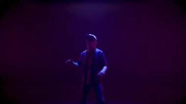 VR oyuncusu neon ışıklar odasında dans ediyor. Mutlu oyuncu kulaklıkla metaevren simülasyonunun tadını çıkarıyor. Bilinmeyen sarışın adam siber uzayda sallanıyor. Neşeli milenyum uykusu haftasonu artırılmış gerçeklik deneyimi.