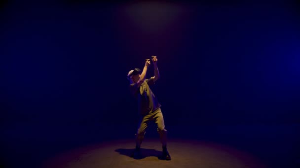 Neon Millennial Auriculares Experimentando Simulación Hombre Rubio Disparar Objetos Juego — Vídeo de stock