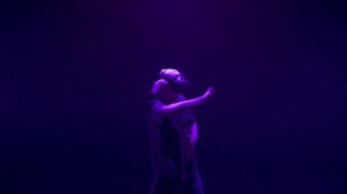 VR elemanı karanlık neon odada kulaklık takıyor. Enerjik oyuncu gözlüklerle yüksek teknoloji artırılmış gerçeklik yaşıyor. Tanımlanamayan fütürist oyuncu salıncak konsolu simülasyonu oynuyor. Milenyum çağının tadını çıkar