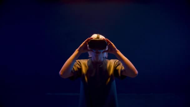 Gamer Neemt Virtuele Bril Neon Cyberspace Close Indrukwekkende Man Kijkt — Stockvideo