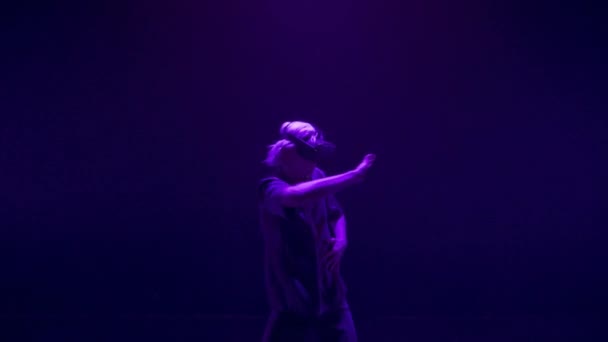 Gars Dansant Casque Dans Chambre Néon Sombre Joueur Énergique Expérimentant — Video