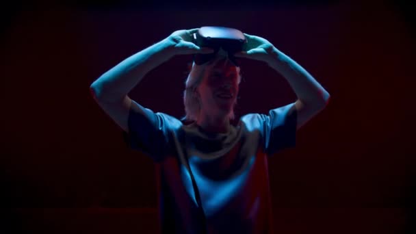 Pria Bahagia Menikmati Simulasi Lampu Neon Pemain Bersemangat Mengambil Headset — Stok Video
