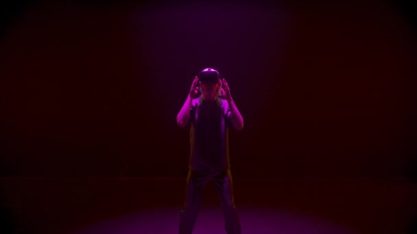 Millennial Upplever Virtuell Verklighet Neonljus Imponerad Metavers Kille Tar Headset — Stockvideo