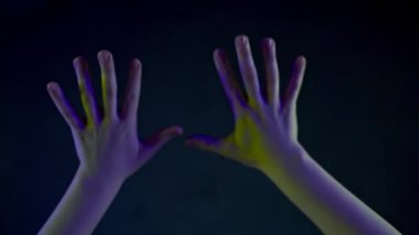 Eller görünmeyen metaevren yakın planına dokunuyor. Anonim kişi artırılmış gerçeklik dijital arayüzünü sallıyor. Bilinmeyen insan neon ışıklarıyla video oyunu dünyasını keşfediyor. Gelecekçi oyuncu siber uzayda dinleniyor