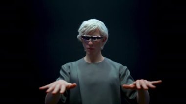 VR bardaklarını siber mühendis daktilo ediyor. İleri teknoloji gözlükleriyle metaevren simülasyonu yapan gelecekçi bir adam. Arttırılmış gerçekliği tecrübe eden ciddi sarışın adam. Gelecekteki sosyal medya kavramı.