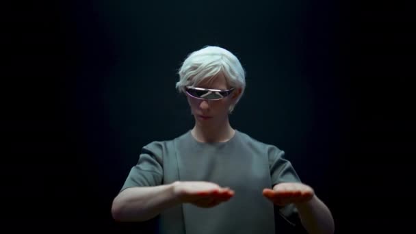 Man Onderzoekt Augmented Reality Close Gericht Gamer Futuristische Glazen Ervaren — Stockvideo