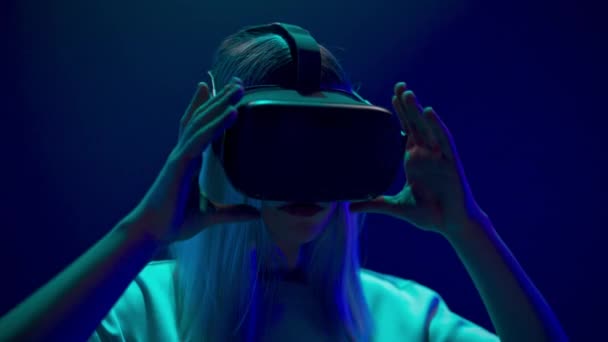 Geschokt Gamer Verhogen Headset Neon Kamer Emotionele Vrouw Met Behulp — Stockvideo