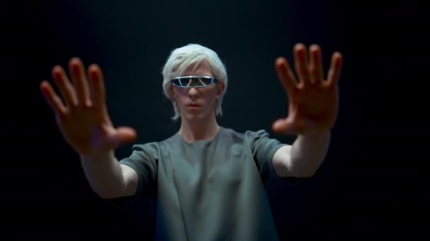 Primer Plano Jugador Inmersión Realidad Aumentada Gafas Futuristas Cuarto Oscuro — Vídeos de Stock