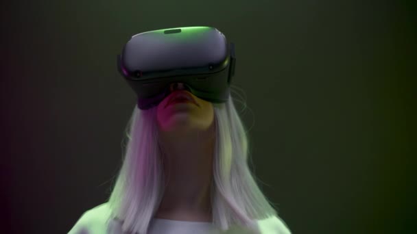 Podekscytowana Kobieta Doświadczająca Gry Wideo Neonowym Tle Imponujący Gracz Używający — Wideo stockowe