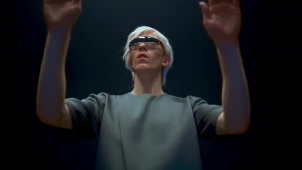 Närbild Kille Spelar Spel Futuristiska Glasögon Blond Tonåring Upplever Förstärkt — Stockvideo