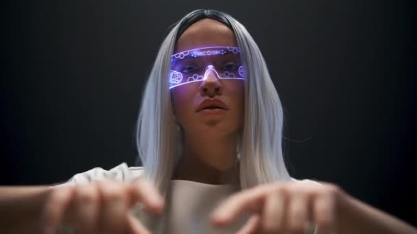 Mujer Creativa Manos Auriculares Escribiendo Primer Plano Gafas Futuristas Chica — Vídeo de stock