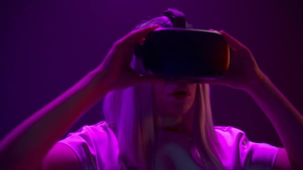 令人惊讶的年轻人脱下3D增强型现实眼镜 被震惊的女孩玩游戏后又回到现实中来了 一个女人独自体验镜片的背景 未来技术概念 — 图库视频影像