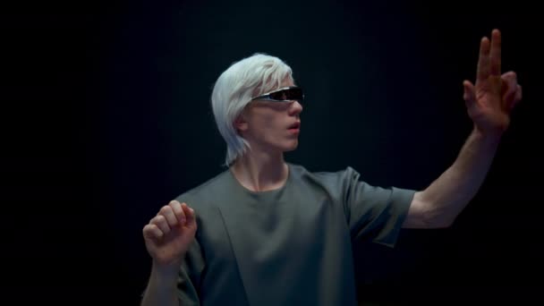 Killen Vidrör Virtuella Verklighetsobjekt Glasögon Närbild Futuristiska Spelare Njuta Förstärkt — Stockvideo