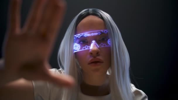 Auriculares Realidad Virtual Persona Brazos Explorar Ciberespacio Futurista Mujer Rubia — Vídeos de Stock