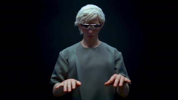 Cyber Man Arbetar Augmented Verklighet Glasögon Närbild Futuristisk Kille Som — Stockvideo