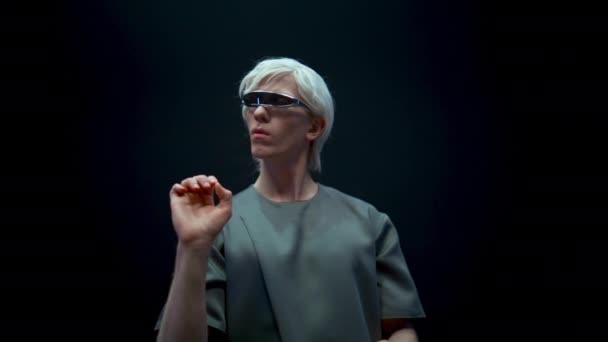Augmented Reality Killen Spelar Metaverse Spel Glasögon Futuristiska Ljus Närbild — Stockvideo