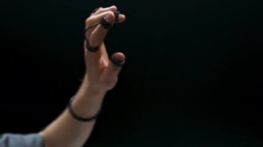 Haptic sensörler oyun kolları görünmez arayüze dokunuyor. Geleceğin gerçeklik adamı metazoom yapmaktan zevk alıyor. VR gözlüklü kişi hareket simülatörü koltuğunda dinleniyor. Geliştirilmiş teknoloji