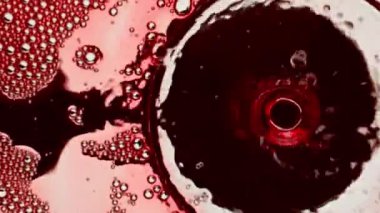 Şampanya, geminin alt manzarasında kabarcıklar oluşturuyor. Bardağa alkollü içecek dolduruyorum. Temiz şarap kadehini dolduran sarhoş edici sıvı beyaz arka plan. Rose hızla su sıçratıyor şeffaf camlar