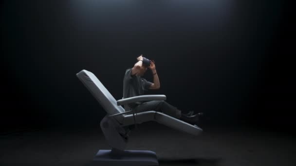 Tecnologias Cuidadosas Usuário Sentado Explorando Metaverso Homem Futuro Headset Realidade — Vídeo de Stock