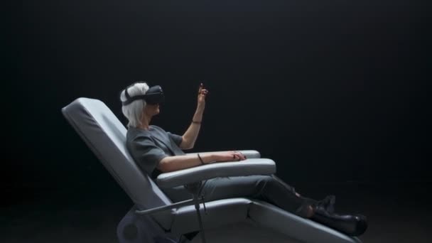Creatieve Man Handen Headset Typen Zoom Futuristische Bril Blonde Man — Stockvideo
