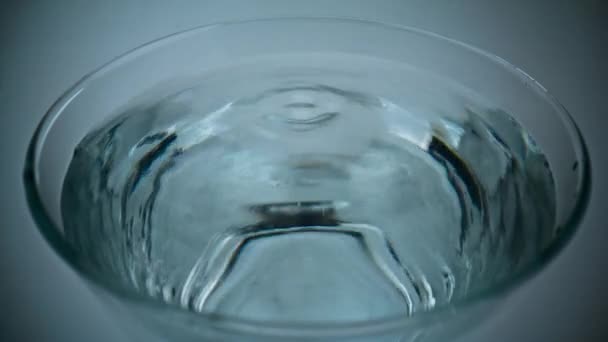 Rent Vannfall Makro Sakte Bevegelse Kloakkviftende Gjennomsiktig Forfriskende Flytende Glass – stockvideo