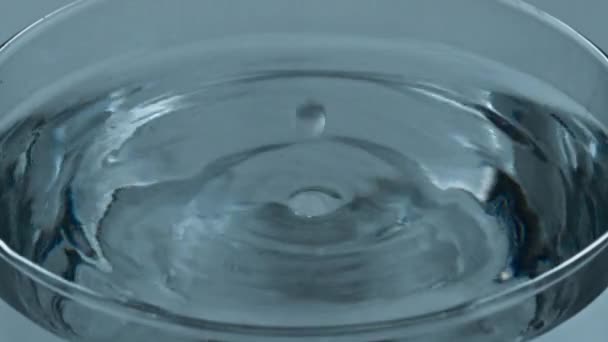 Aqua Blob Rozpryskał Przezroczyste Szkło Ciekłe Zbliżenie Powoli Opadająca Kropla — Wideo stockowe