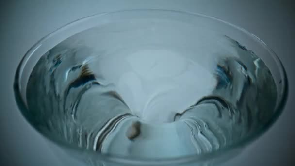 Closeup Ijs Aqua Maken Trechter Glaswerk Transparante Cocktailspinning Vat Koud — Stockvideo