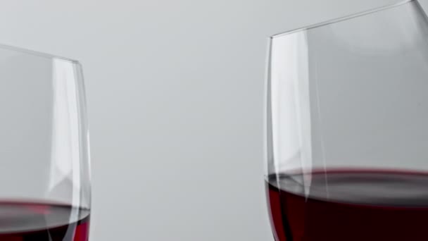 Alkollü Kırmızı Içki Bardakları Tıkırdatıyor Şeffaf Gül Şarabı Kadehleri Baharatlı — Stok video