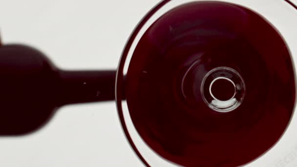 Untere Ansicht Rotweinfüllbecher Bordeaux Alkoholische Flüssigkeit Weinglas Makro Rosenmerlot Berauschende — Stockvideo
