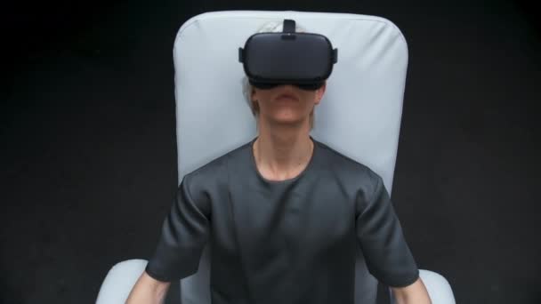 Voll Ausgestatteter Typ Der Die Attraktion Der Virtuellen Realität Genießt — Stockvideo
