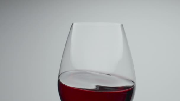 Líquido Saboroso Acenando Dentro Vidro Closeup Superfície Bebida Alcoólica Rosa — Vídeo de Stock