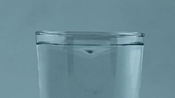 Κοντινό Πλάνο Φιλτραρισμένο Ανεμοστρόβιλος Aqua Μέσα Διαφανές Γυαλί Ψυχρό Ρόφημα — Αρχείο Βίντεο