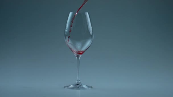 Крупный План Спиритуальной Жидкости Брызг Внутри Винного Стекла Алкогольное Вино — стоковое видео